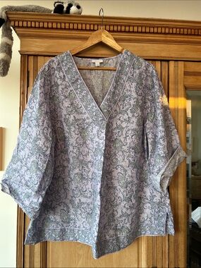 Like new J.Jill Light Lavender Floral V-Neck Women's Top 2X